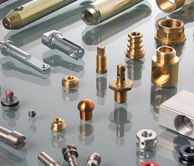 CNC-gefertigte Dreh- und Frästeile aus Metall von EMS Strzeletz gold silber