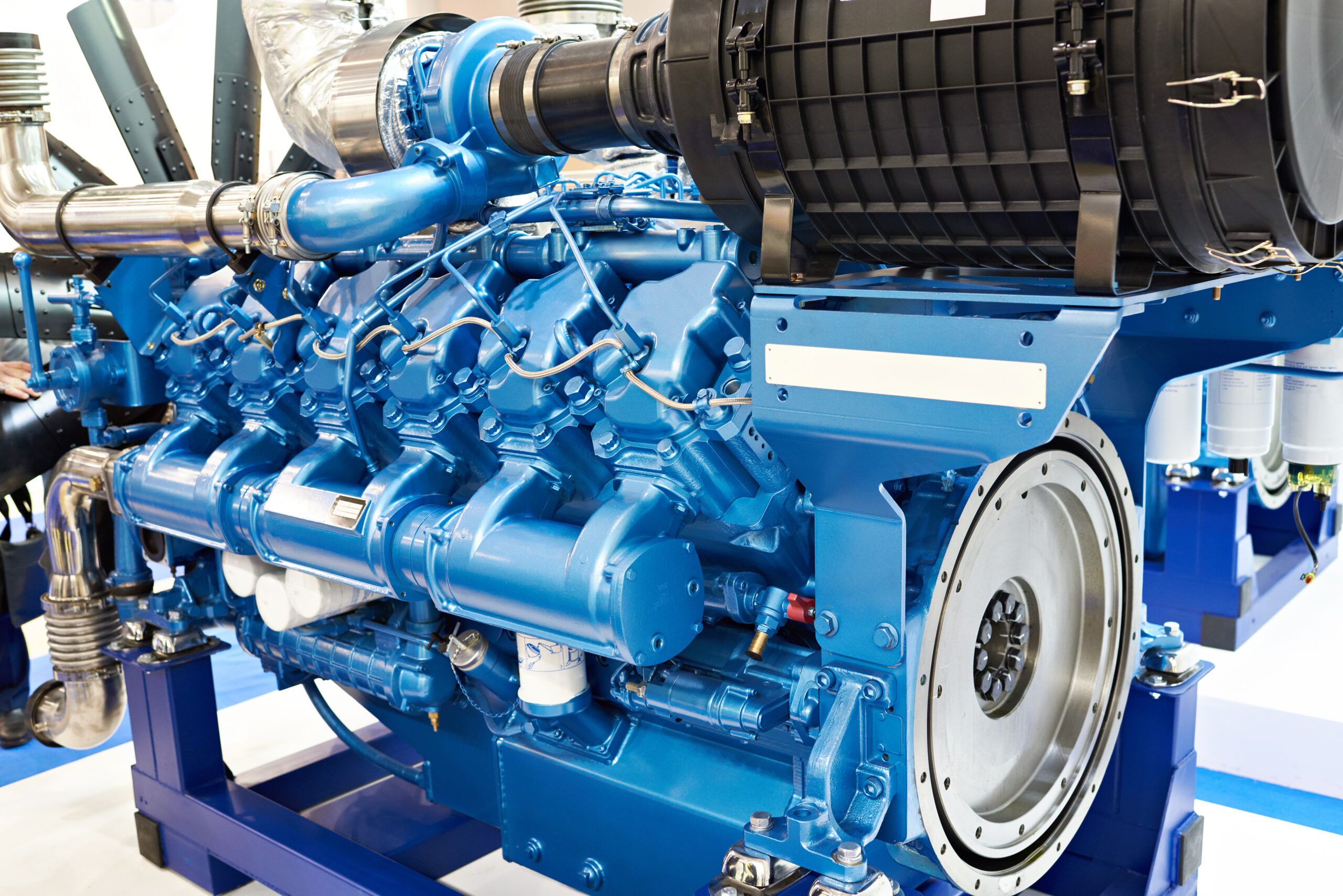 Industrieller Großmotor für Energieerzeugung und Antriebstechnik blau
